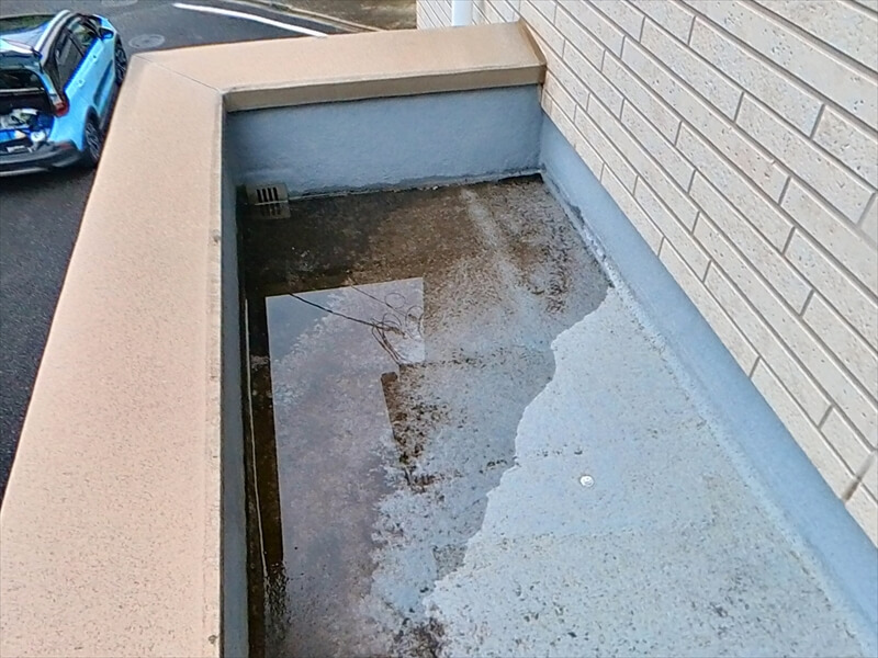 玄関屋根のFRP防水部分に水が溜まっていました。こういったつまりは高圧洗浄で直ることが多いです。